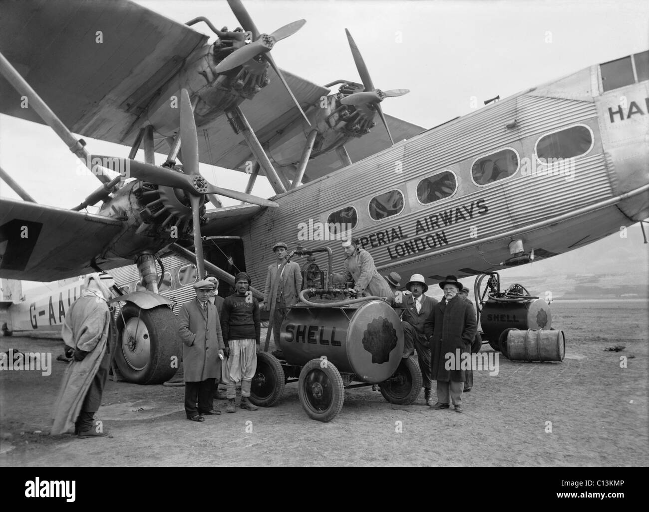 Quattro motore aereo passeggeri della Imperial Airways il rifornimento di carburante da una Shell Oil Company mobile serbatoio del carburante in corrispondenza Semakh, nel nord di Palestina nel mese di ottobre 1931. Imperial Airways era l'inizio inglesi commerciali long range compagnia aerea, operativo dal 1924 al 1939 e che serve le parti di Europa e la estesa Impero Britannico. Foto Stock