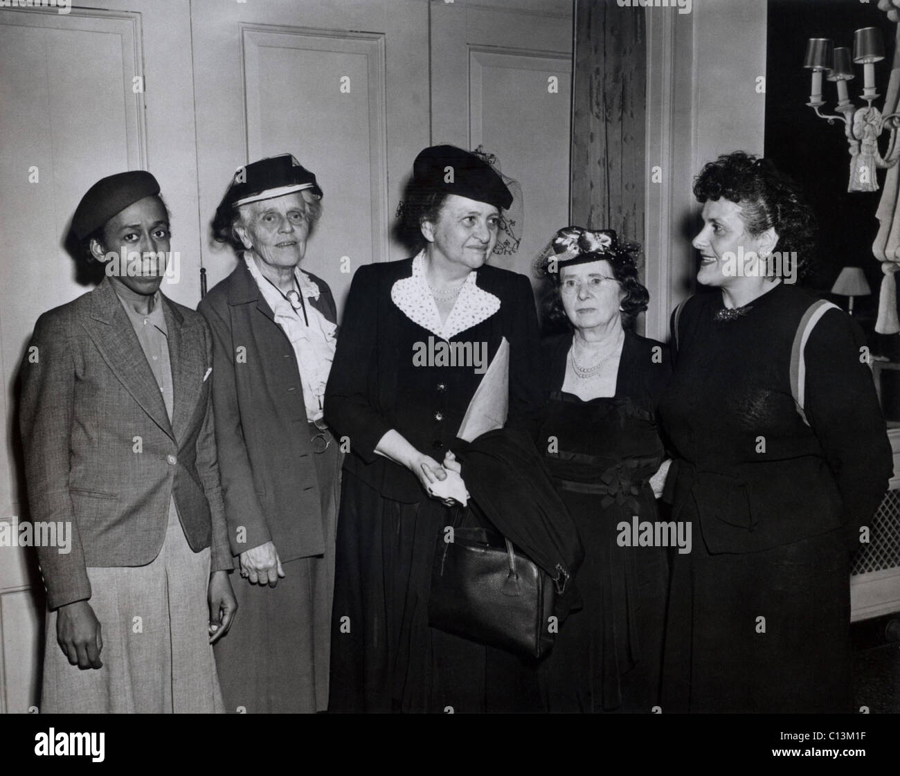 Donne americane responsabili del lavoro con il Segretario di Stato al lavoro Frances Perkins. Da sinistra a destra: non identificato, Maria Dreier, Frances Perkins, Rose Schneiderman, Rose Pessota. Ca. 1935. Foto Stock