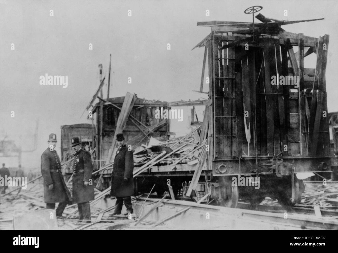 Due poliziotti e un civile sondaggio le rovine lungo la Lehigh Valley i binari della ferrovia dove sono state boxcars riddled facendo esplodere i serbatoi di stoccaggio di munizioni chiatte legato al Black Tom isola impianti portuali. Il 30 giugno 1915. Foto Stock