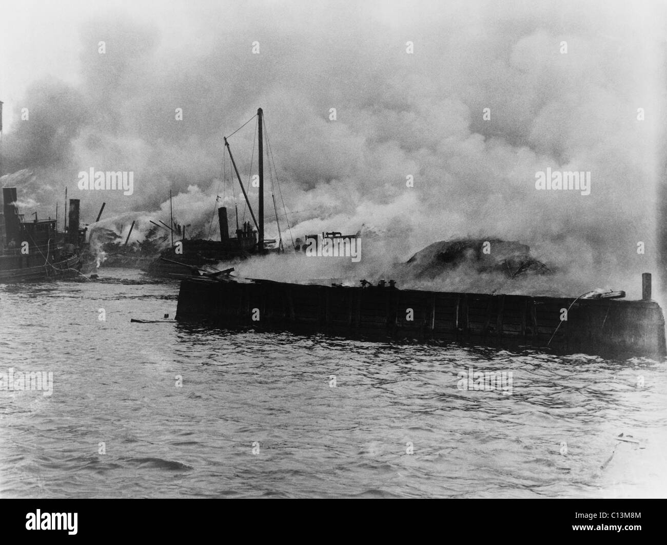 Tom nero isola impianti portuali in Jersey City sono state distrutte in una massiccia esplosione il 30 luglio 1916. L'isola fu uno storage Foto Stock