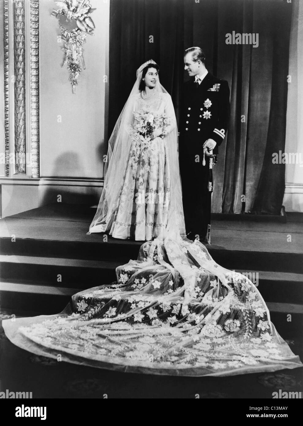 La Principessa Elisabetta e il Principe Filippo in un full-length ritratto di nozze. 1947. Foto Stock