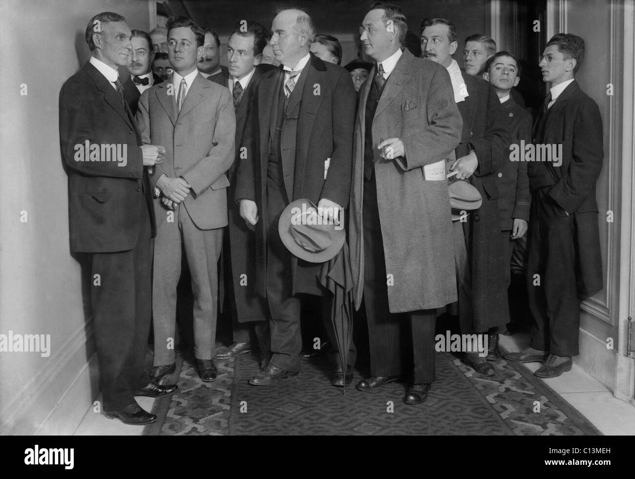 Henry Ford 1863-1947 con reporter il 2 dicembre 1915 l'anno ha sponsorizzato la Ford nave pace missione alla fine della Prima Guerra Mondiale. LC-DIG-ggbain-20519 DUPE Foto Stock