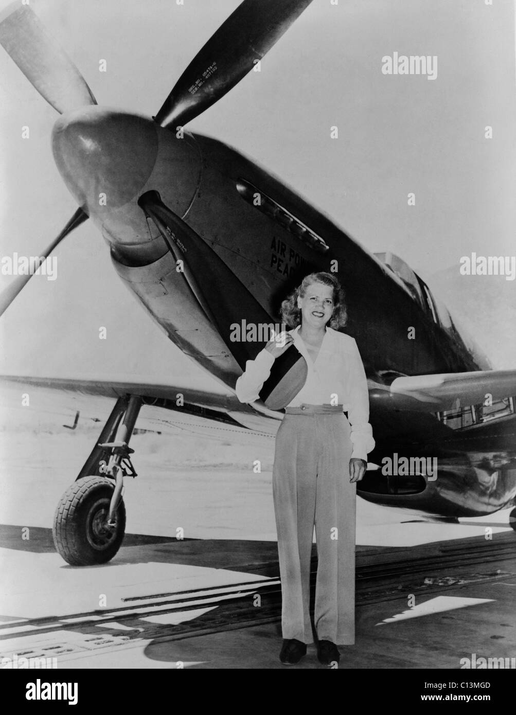 Jacqueline Cochran 1906-1980 aviatore americano con F-51 Mustang aereo. 1948. LC-USZ62-105221 Foto Stock