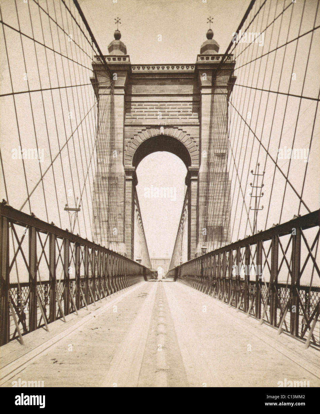 Sospensione ponte che attraversa il fiume Ohio a Cincinnati è stato progettato e costruito da John A. Roebling. Aperto nel 1866 era allora la più lunga del mondo bridge. LC-DIG-ppmsca-08780 CROP Foto Stock