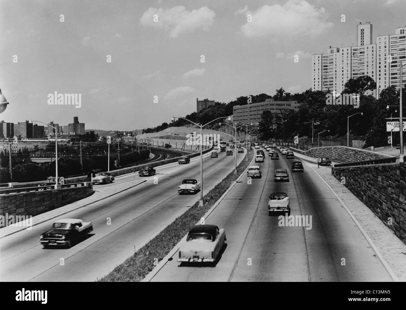 Major Deegan Expressway fino a sette miglia al di fuori di New York City ha sei corsie per soddisfare le crescenti di " commuters " suburbana traffico nel 1957. LC-USZ62-125519 Foto Stock