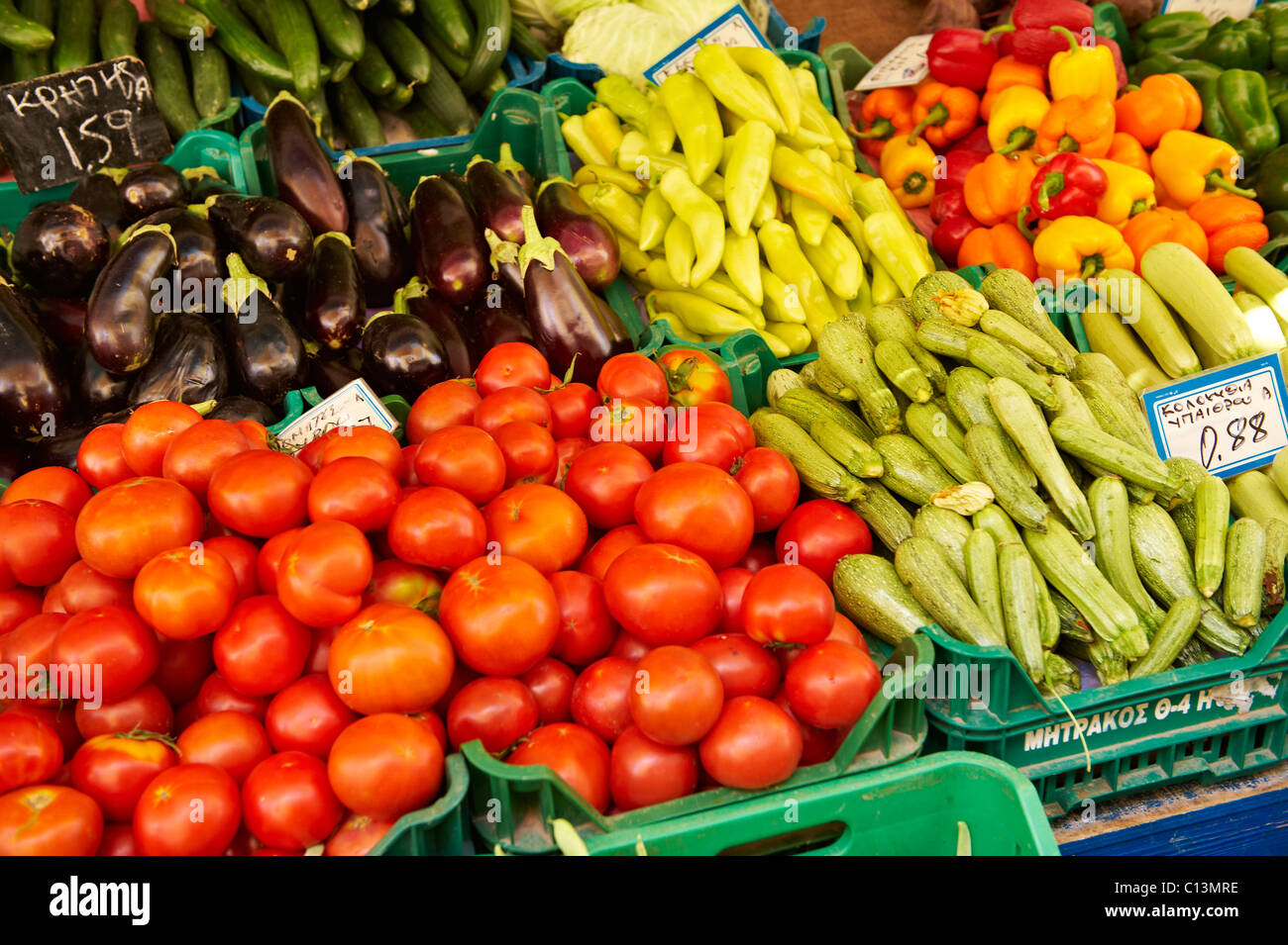 Verdure fresche su una bancarella di mercato in un mercato Foto Stock