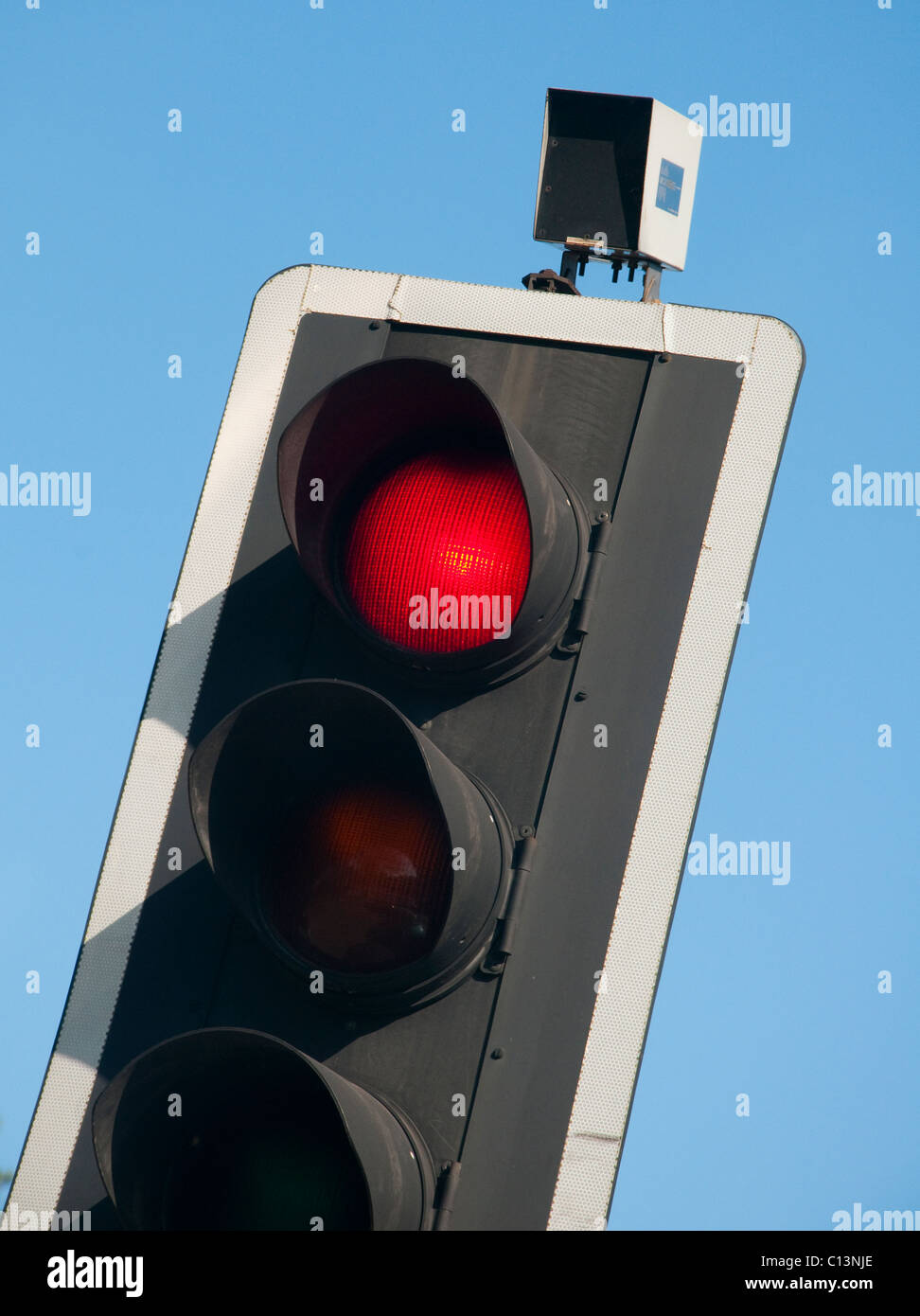 In prossimità di uno standard UK semaforo, colore rosso per l'arresto. Foto Stock