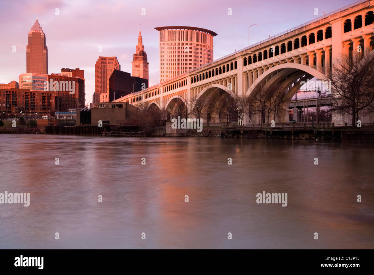 Cleveland, USA, Ohio Cleveland, cityscape con il ponte di arco Foto Stock