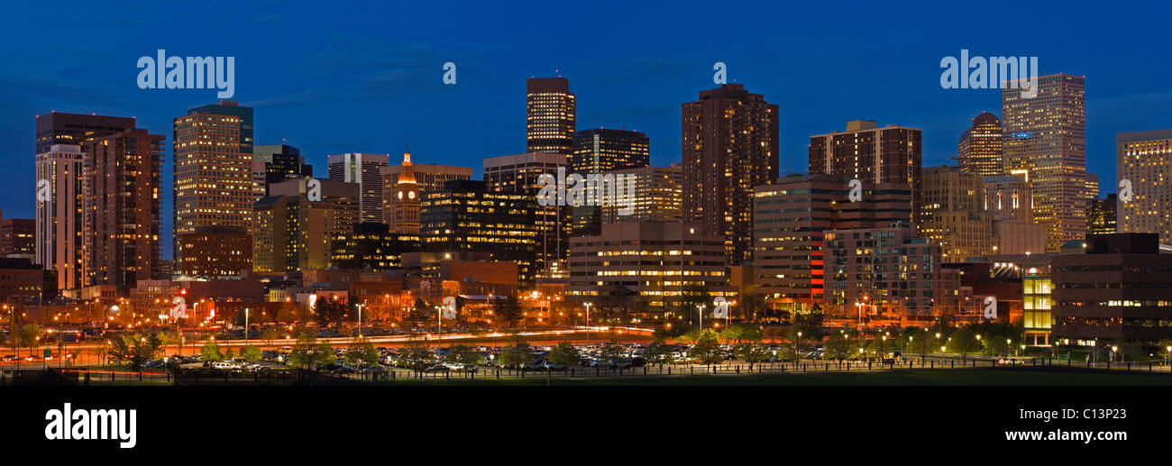 Stati Uniti d'America, Colorado, Denver, panoramico paesaggio urbano di notte Foto Stock