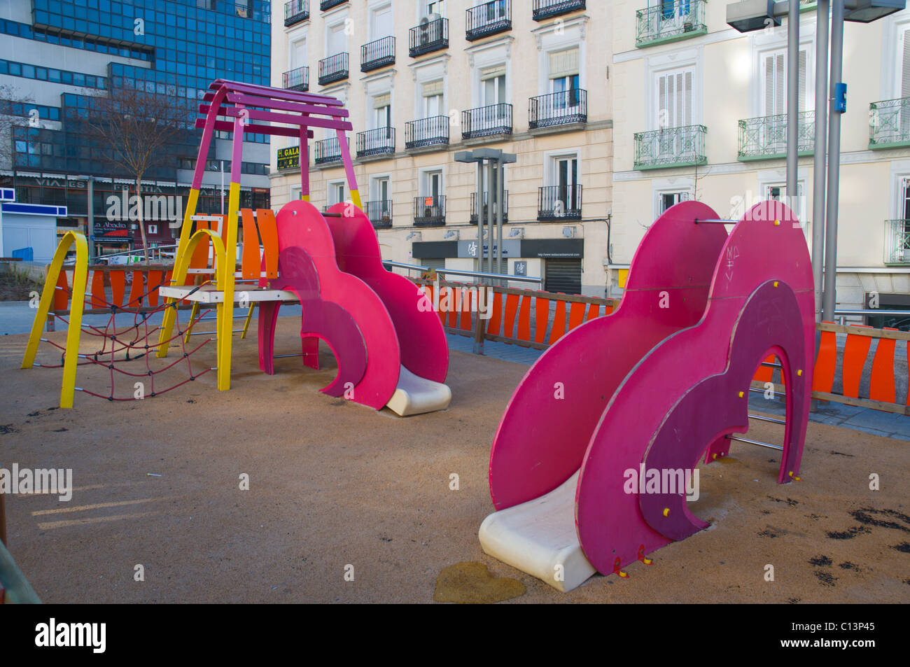 Parco giochi per bambini a Plaza piazza Santo Domingo Madrid Spagna Europa Foto Stock