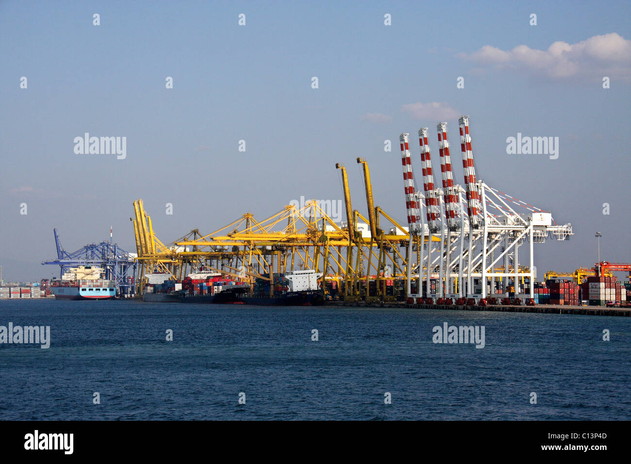 Contenitore di navi e di cargo handling oprations in un contenitore per il terminal delle navi in porto Foto Stock