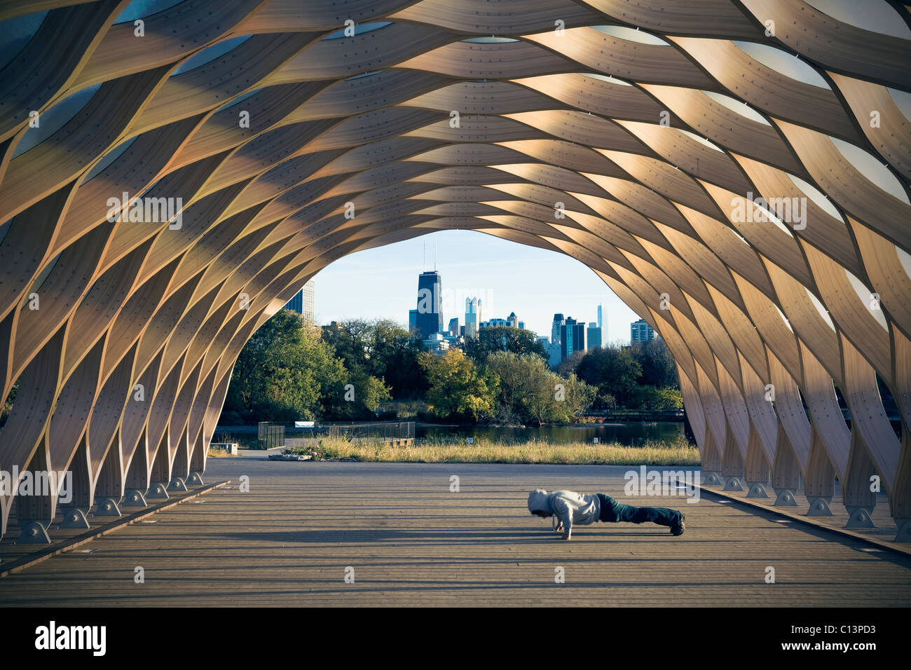 Stati Uniti d'America, Illinois, Chicago, l'uomo esercita in Lincoln Park Foto Stock