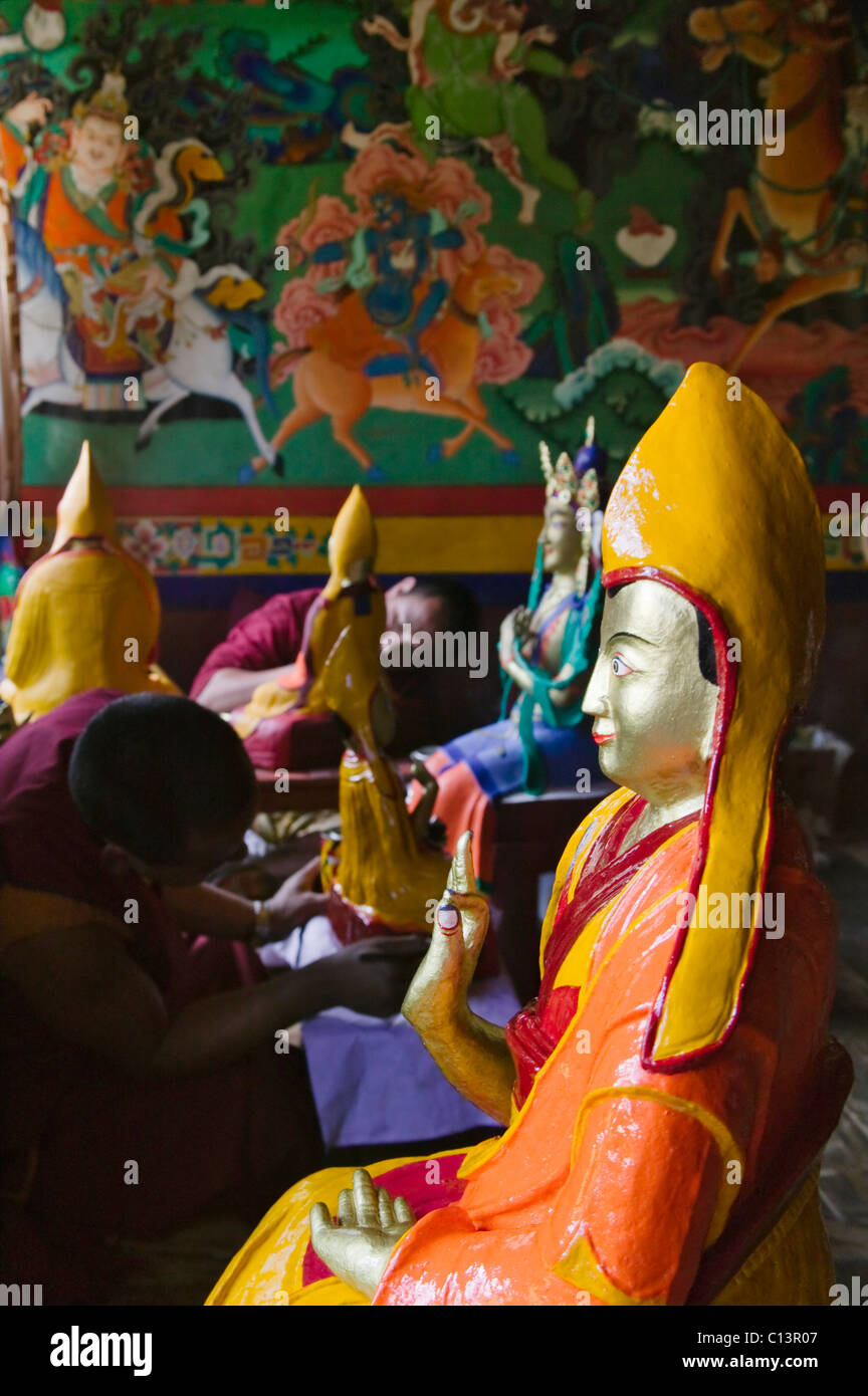 Monk artista rendendo statua buddista, Phyang Gompa, Ladakh, India Foto Stock