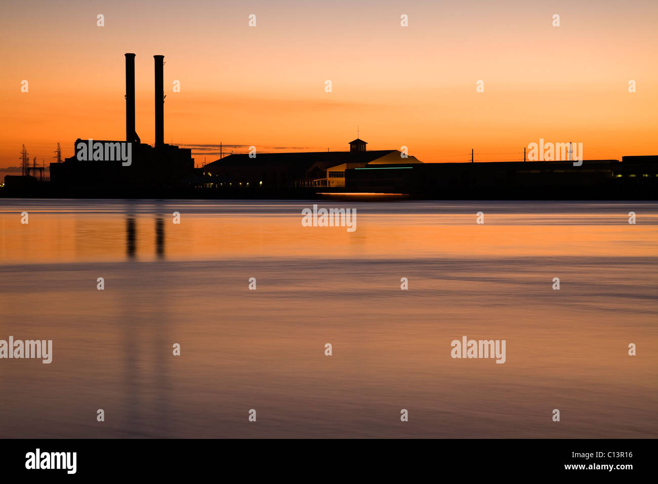 Stati Uniti d'America, Louisiana, New Orleans, silhouette di fumaioli sul lungolago Foto Stock