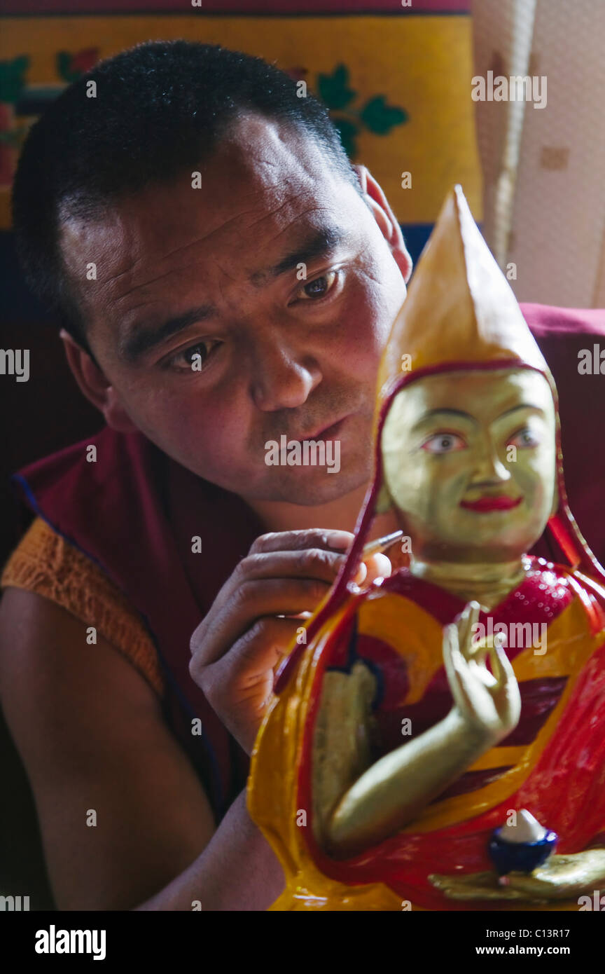 Monk artista rendendo statua buddista, Phyang Gompa, Ladakh, India Foto Stock