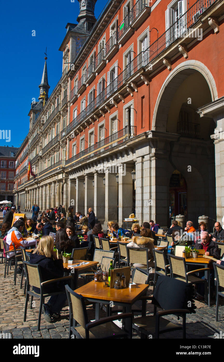 Ristorante e terrazze dei caffé piazza di Plaza Mayor e centrale di Madrid Spagna Europa Foto Stock