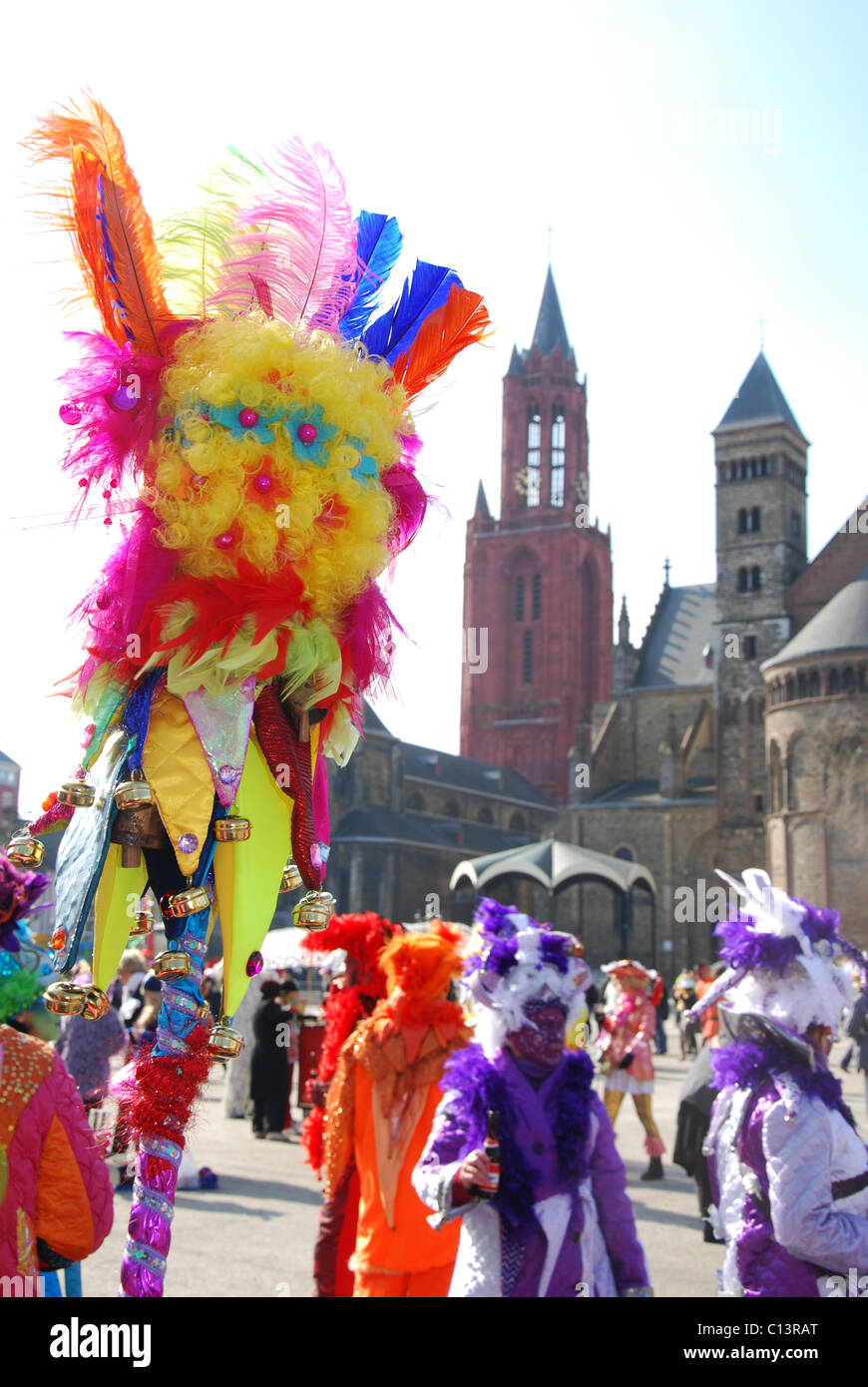 Il carnevale folla in piazza Vrijthof con torre rossa delle chiese protestanti St Johns e Chiesa cattolica di San Servatius chiesa Maastricht Foto Stock