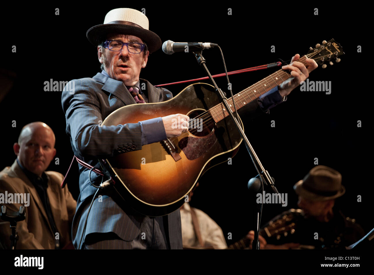 Elvis Costello & The Sugarcanes, durante la sua performance di Madrid del luglio 2010. Foto Stock