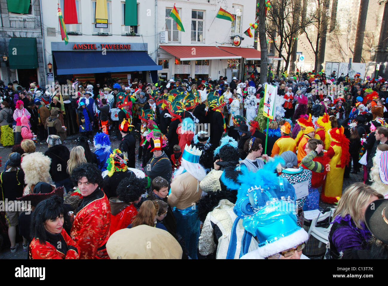 Il carnevale folla per le strade di Maastricht Paesi Bassi Foto Stock