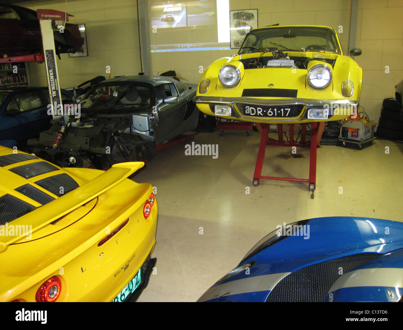 Lotus specialista garage con Elise e Elan per la riparazione Foto Stock