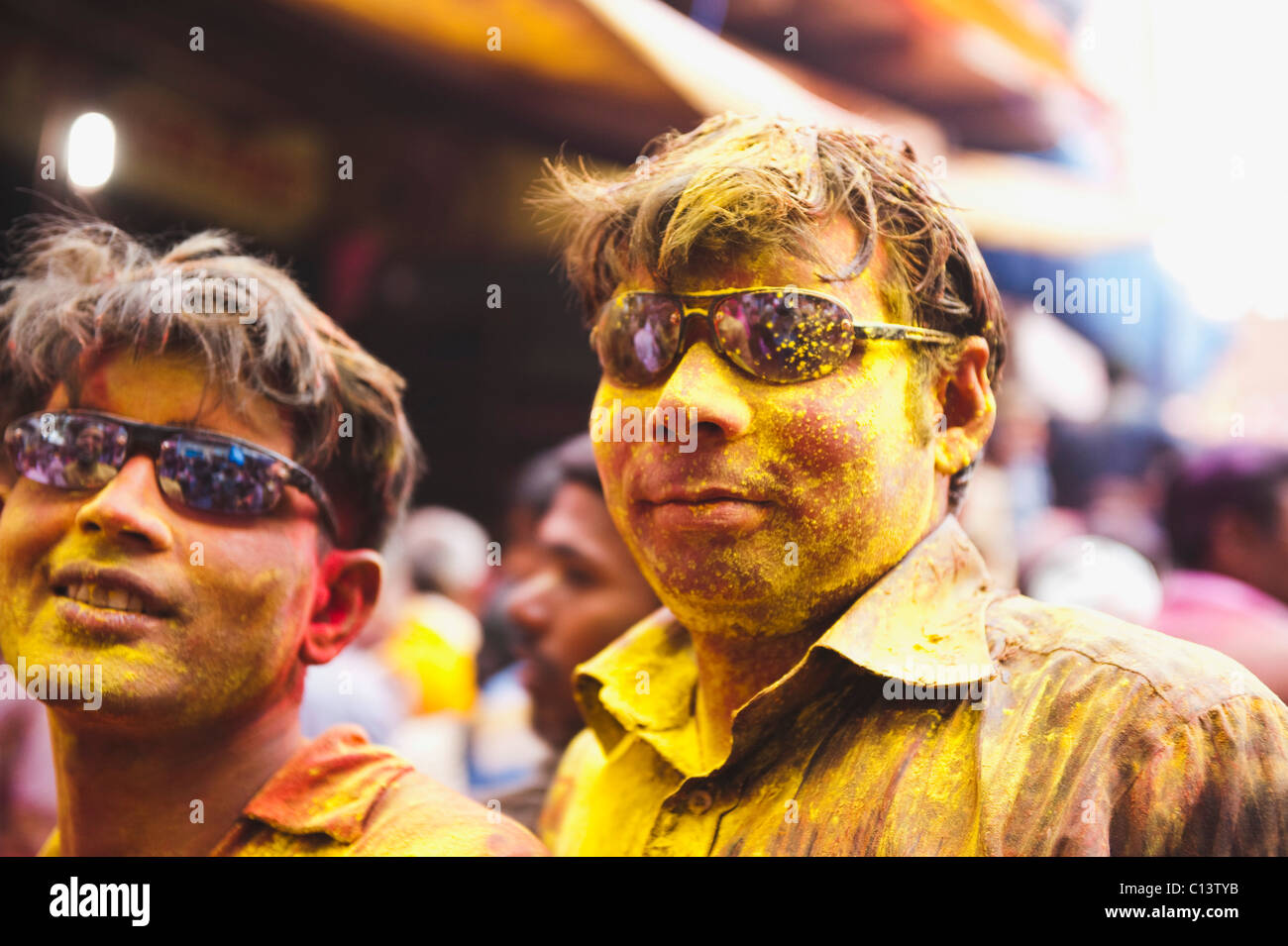 Gli uomini coperto con vernice in polvere durante Holi festival, Barsana, Uttar Pradesh, India Foto Stock