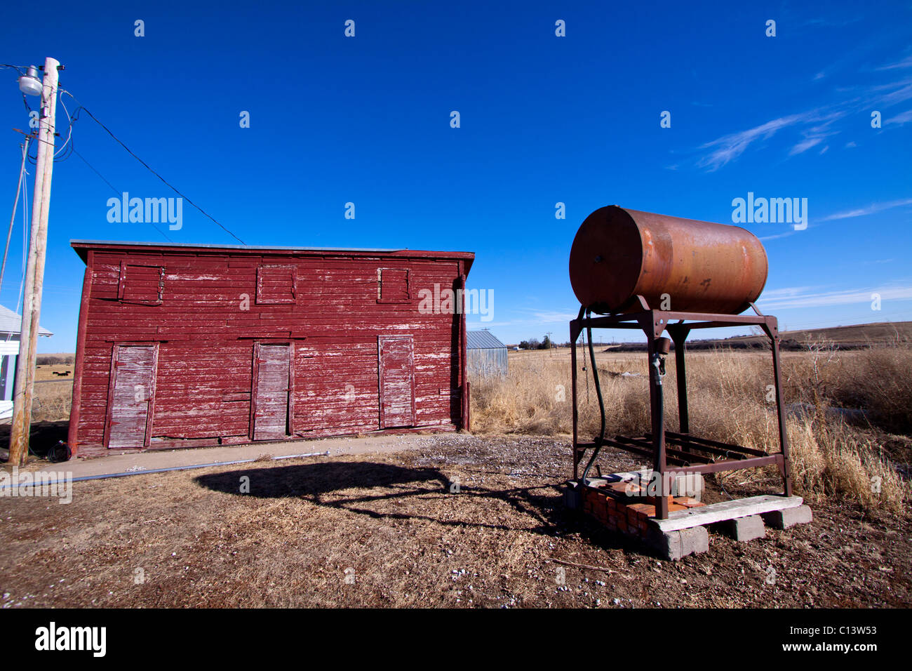 Antico casolare rosso nelle zone rurali del Nebraska, 2/17/2011. Foto Stock