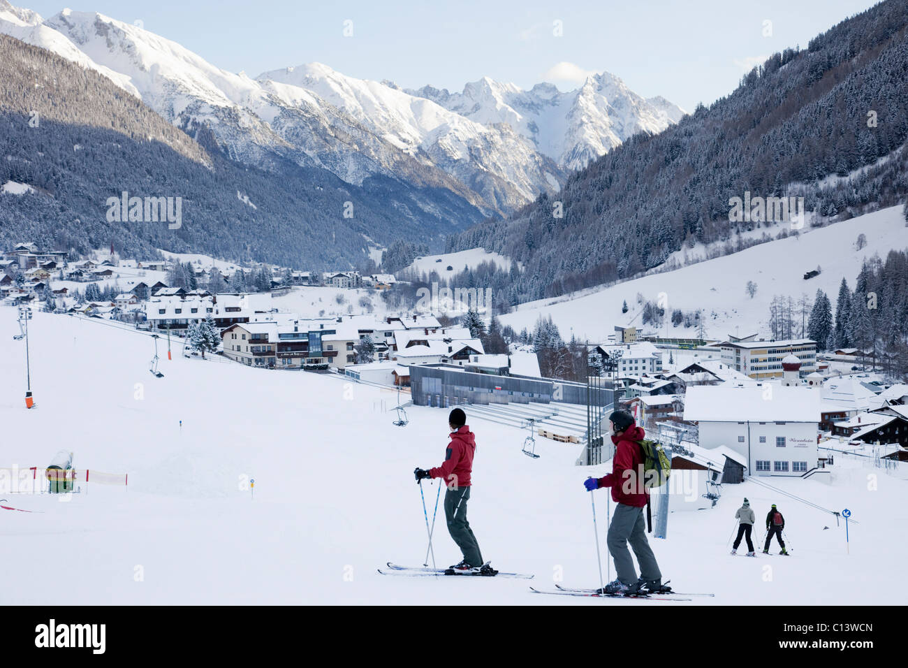 Sciatori su piste innevate di sci alpino con montagne oltre. St Anton Am Arlberg, Tirolo, Austria Foto Stock