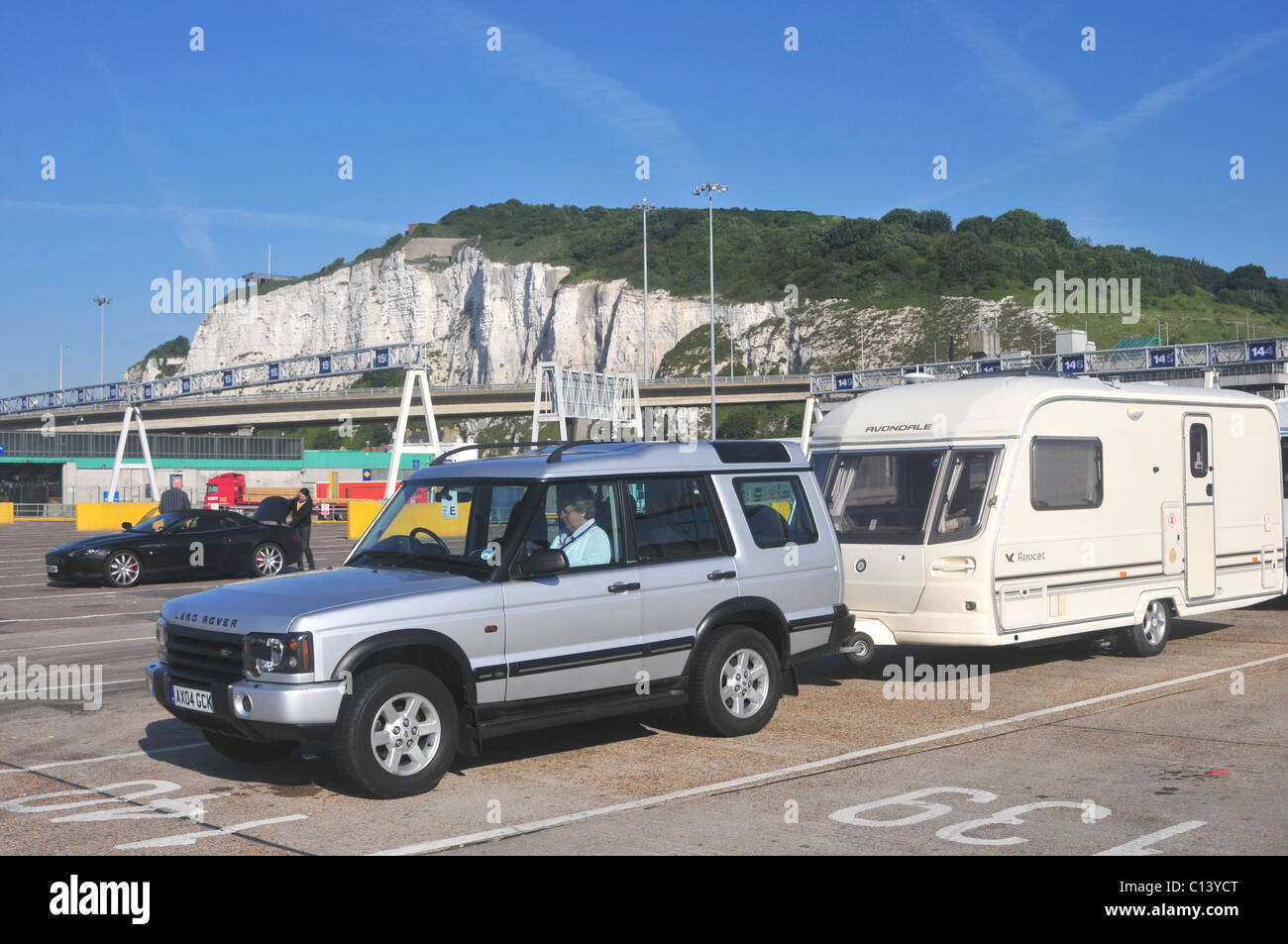 Auto e caravan a Dover docks, REGNO UNITO Foto Stock
