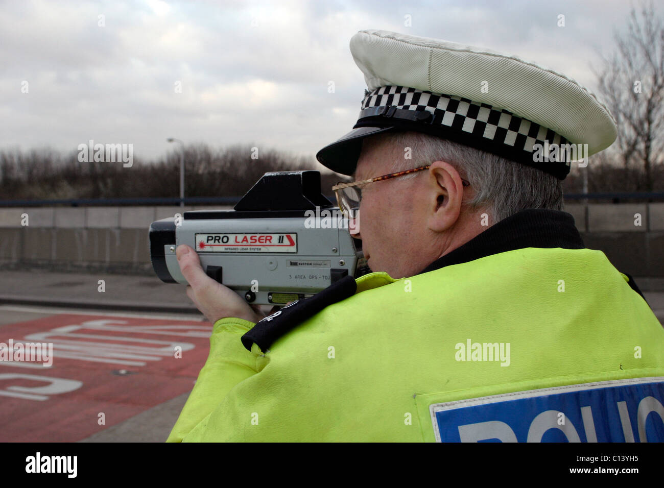 Funzionario di polizia usando un pro velocità del Laser gun Foto Stock