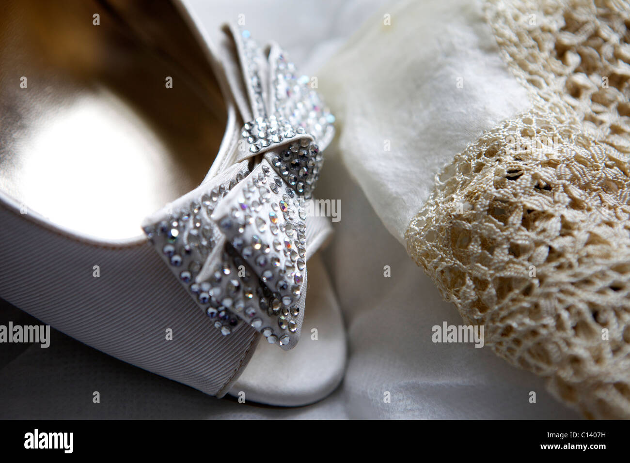 Un spose scarpe matrimonio accanto ad antichi merletti Foto Stock