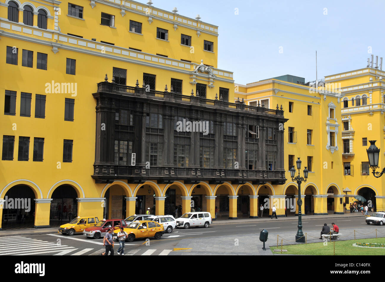 Scena di strada da Plaza de Armas edificio coloniale di Lima Peru Foto Stock