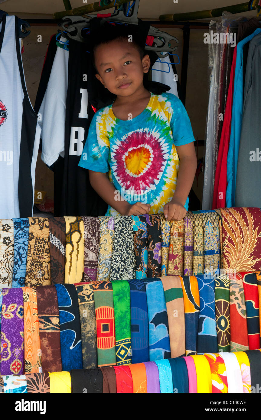 Vendita Boy sarong in Ubud, Bali, Indonesia Foto Stock