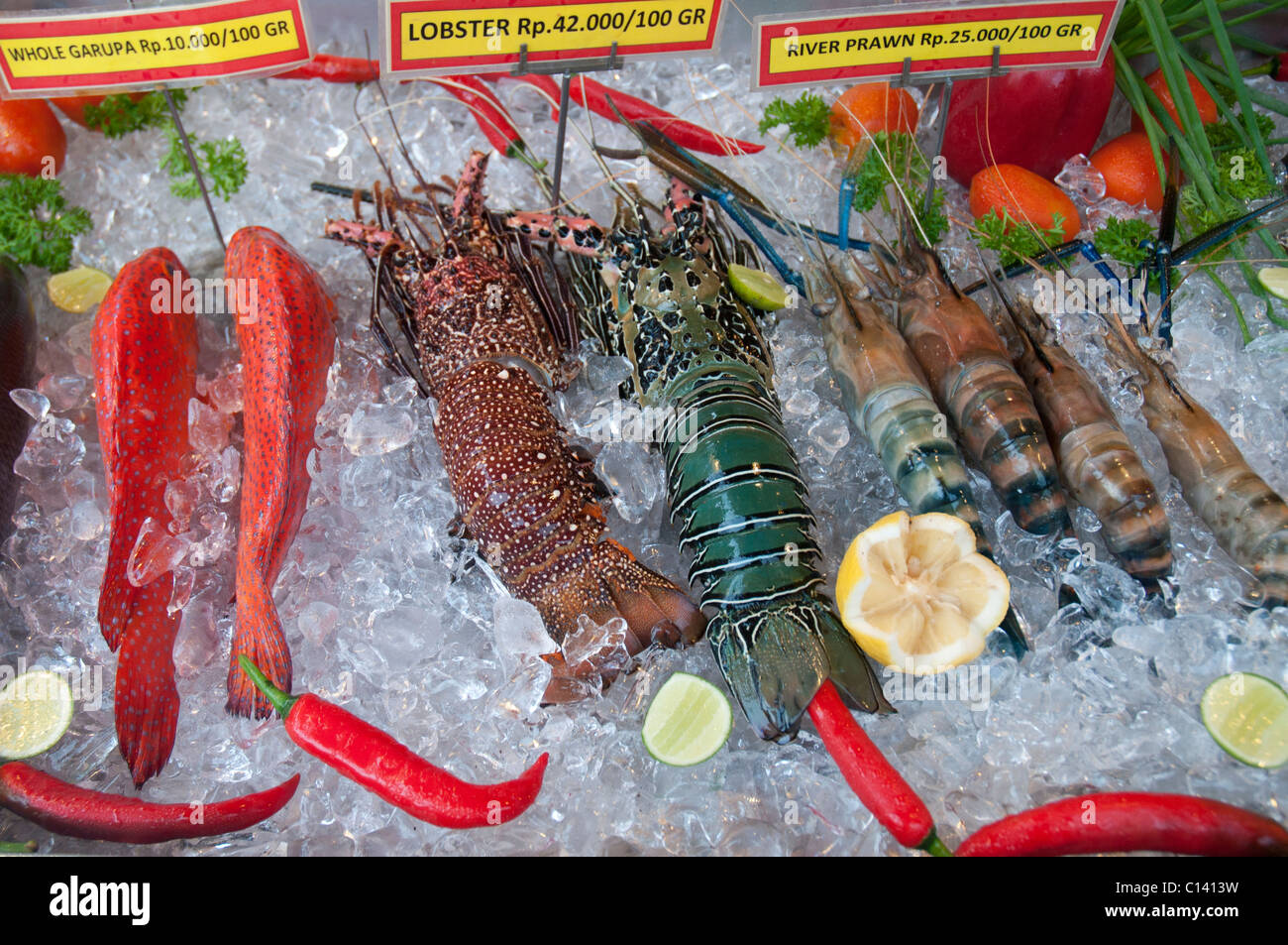 Visualizzazione di pesce fresco su ghiaccio al di fuori di un ristorante in Ubud, Bali, Indonesia Foto Stock