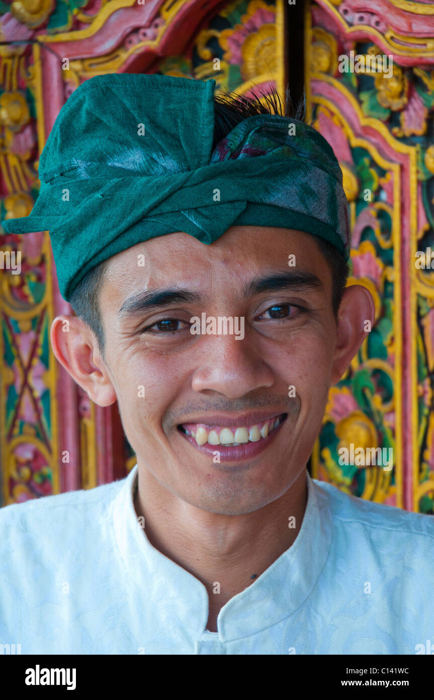 Uomo Balinese di indossare l'uniforme di un hotel porter Foto Stock