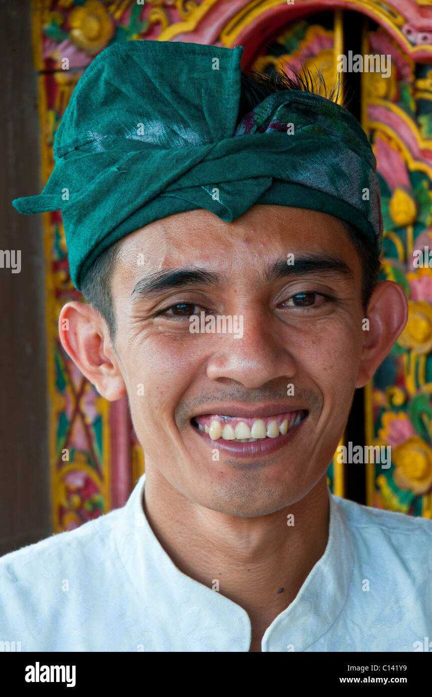Uomo Balinese di indossare l'uniforme di un hotel porter Foto Stock