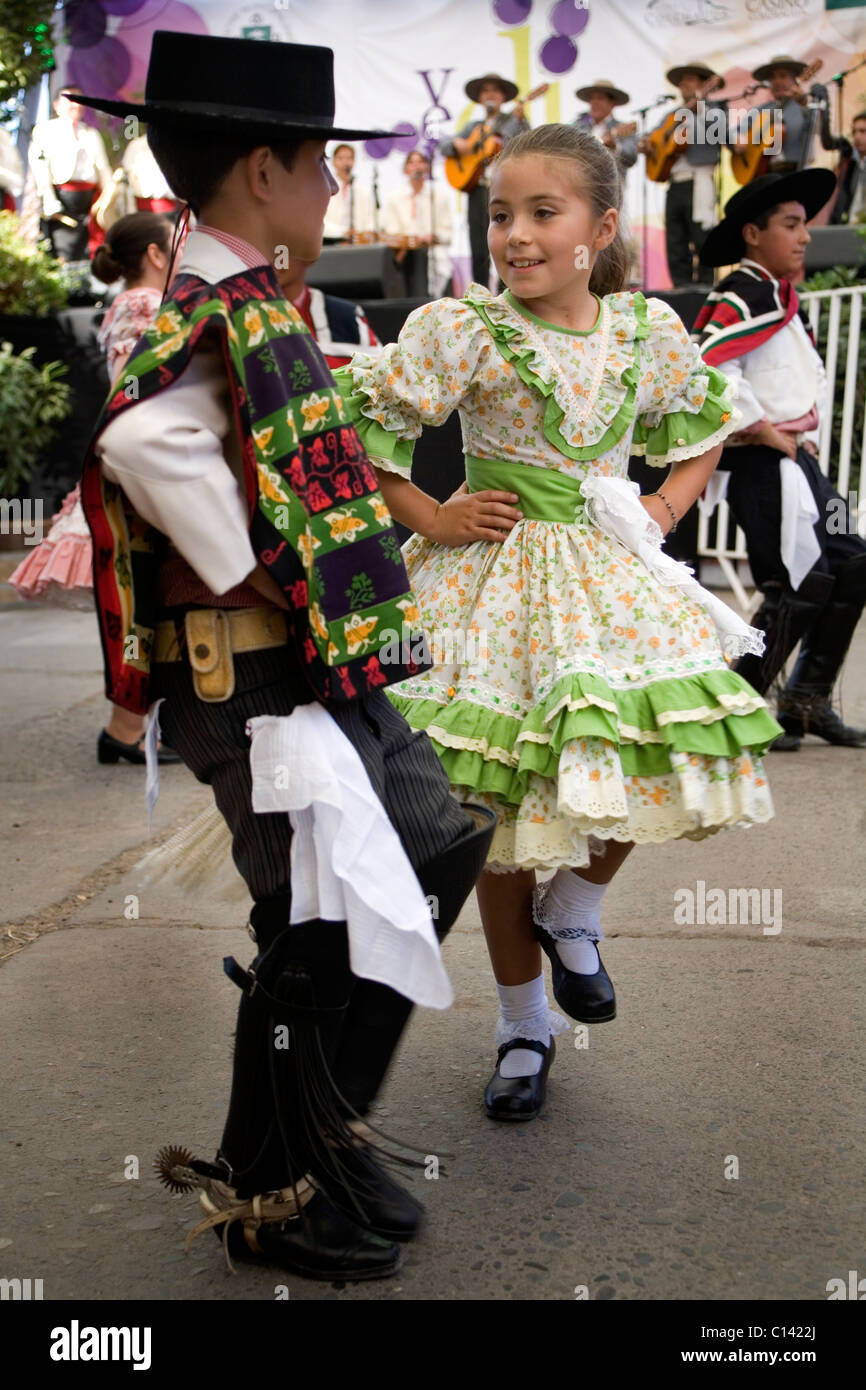 I bambini danza locale tipico folk dance presso la tomba di Harvest Festival a Santa Cruz, in Cile Foto Stock