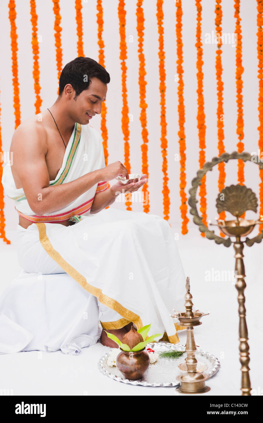 Sposo in Sud tradizionale abito indiano Foto Stock