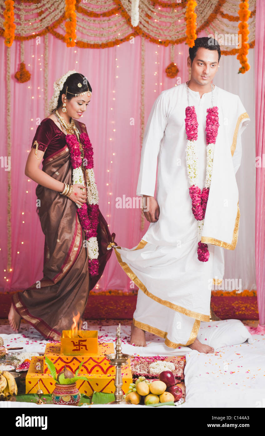 Sposa e lo sposo tenendo Saptha Padhi durante il sud indiane matrimonio Foto Stock Sposa e lo sposo tenendo Saptha Padhi durante il sud indiane matrimonio Foto Stock