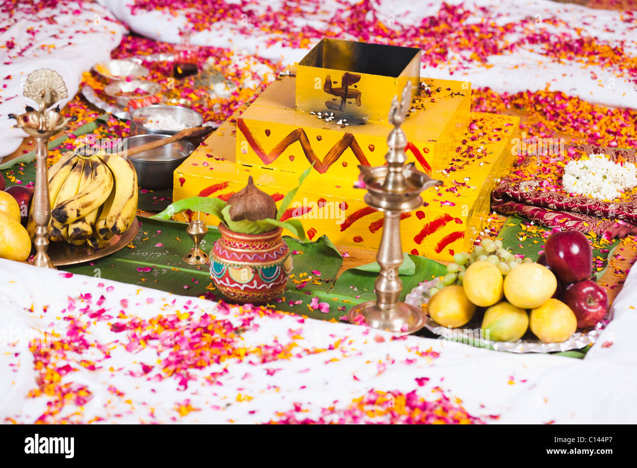 Elevato angolo di visione di un havan kund alle nozze mandap durante il sud indiana cerimonia di nozze Foto Stock