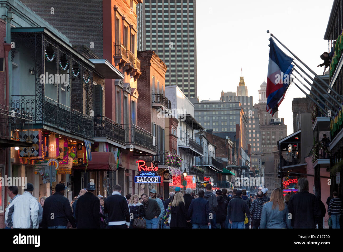 La gente la crociera da bar e discoteche su Bourbon Street di notte a New Orleans Foto Stock