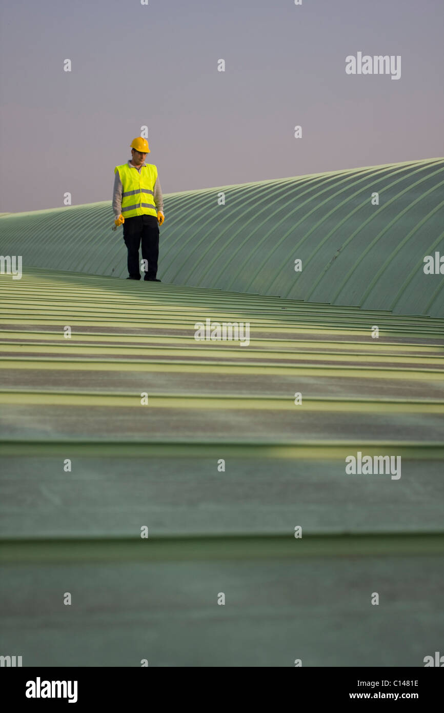 Un lavoratore è controllare il tetto Foto Stock