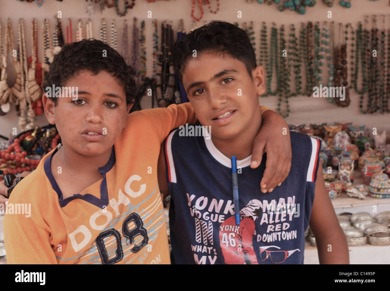 Giovani cugini che vendono perline e bidoni Petra Jordan Foto Stock