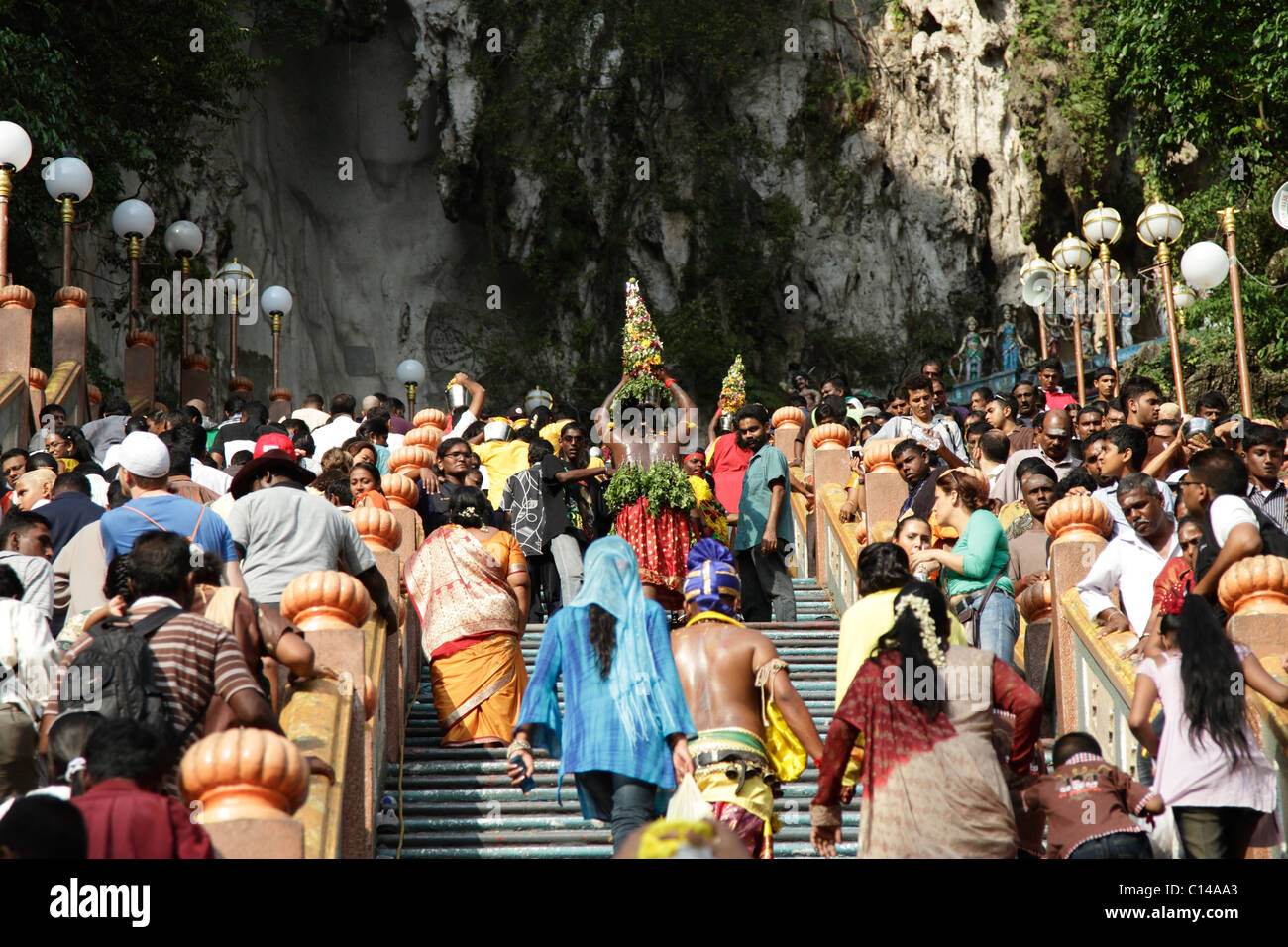 La Folla sulle scale che conducono ad un Tempio durante il festival indù di Thaipusam on gennaio 20, 2011 in Grotte Batu, Malaysi Foto Stock