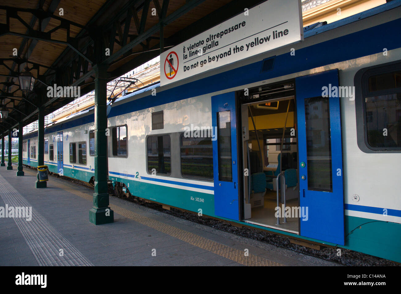 Il treno in attesa di lasciare la Stazione Centrale in Agrigento Sicilia Italia Europa Foto Stock