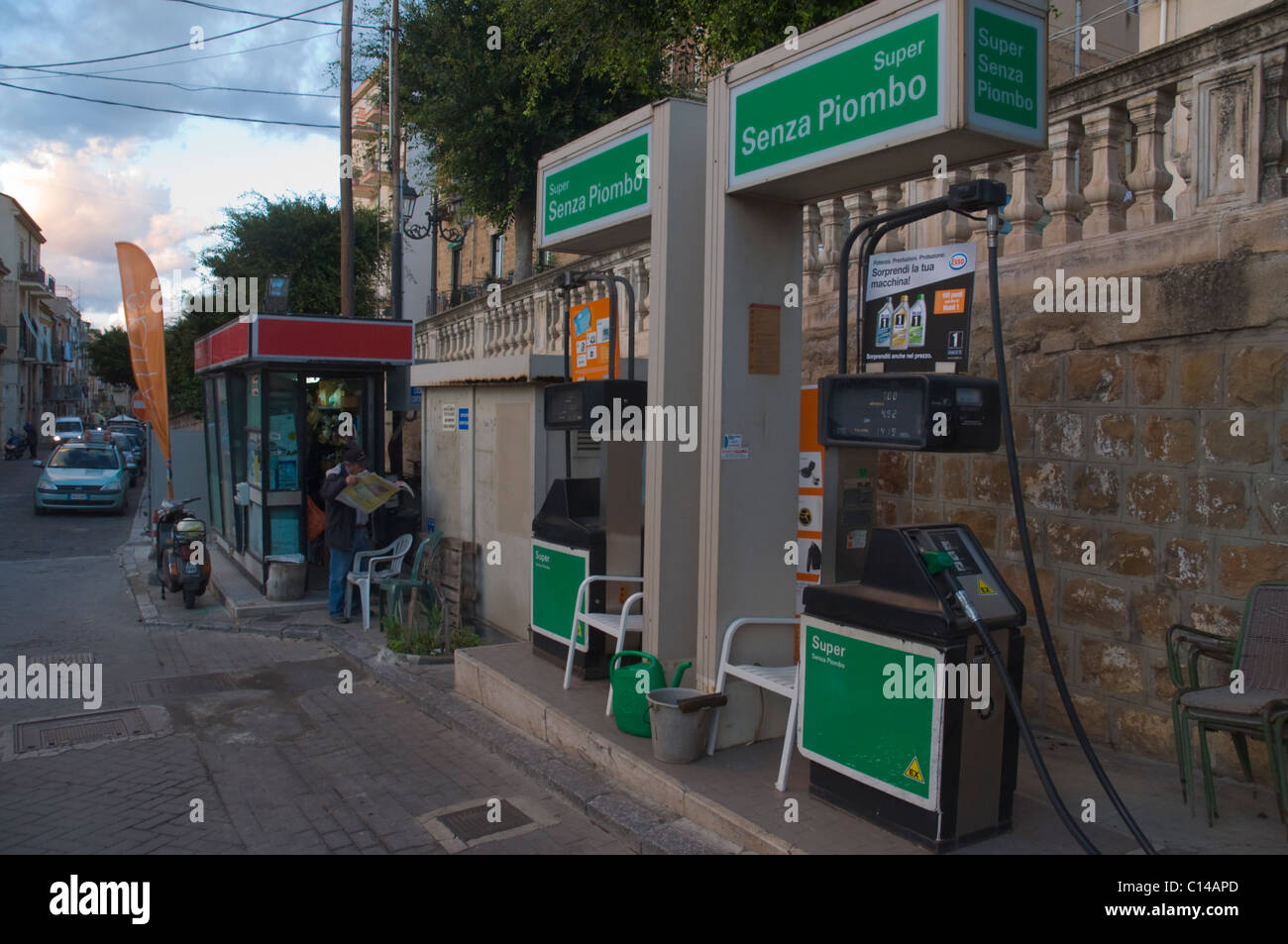 Gas servizio di benzina la stazione di riempimento centrale città di Cefalù Sicilia Italia Europa Foto Stock