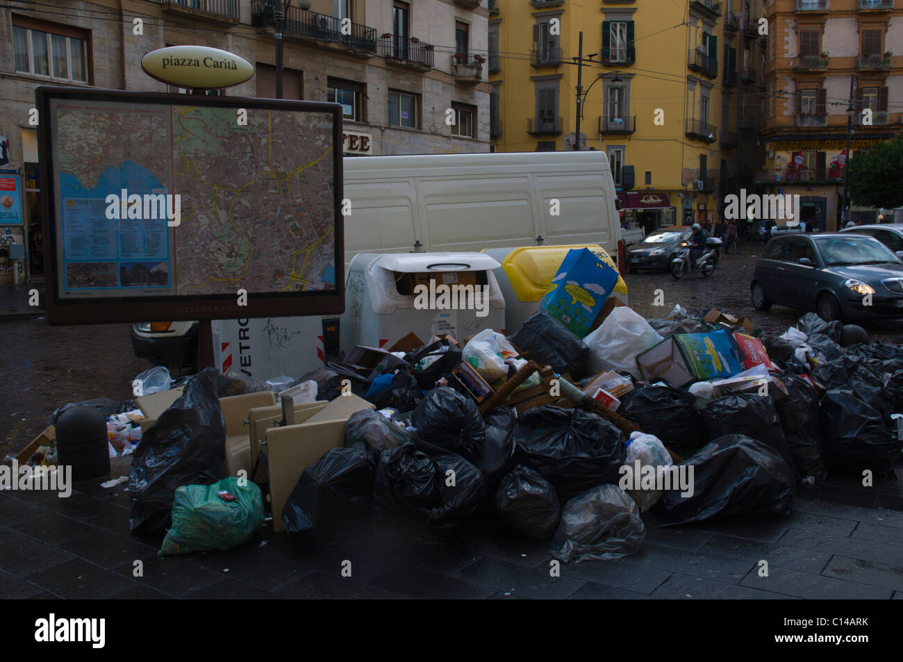 Il cestino non riscossi a causa di sciopero a Piazza Carita piazza centrale di Napoli Campania Italia Europa Foto Stock