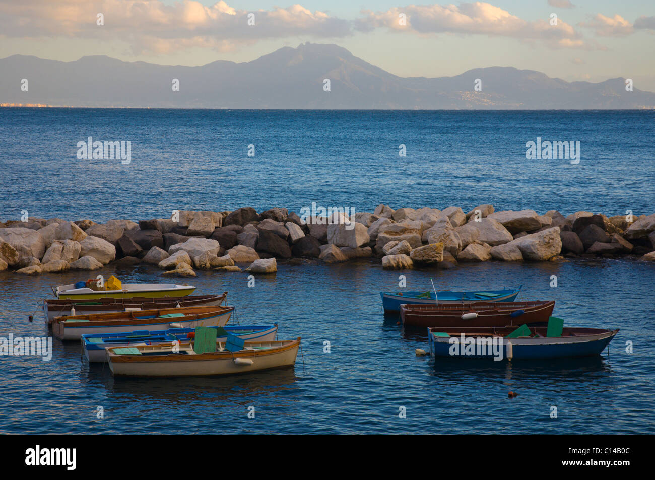 Barca a remi di barche da pesca lungo il Lungomare lungomare con Napoli Campania Italia Europa Foto Stock