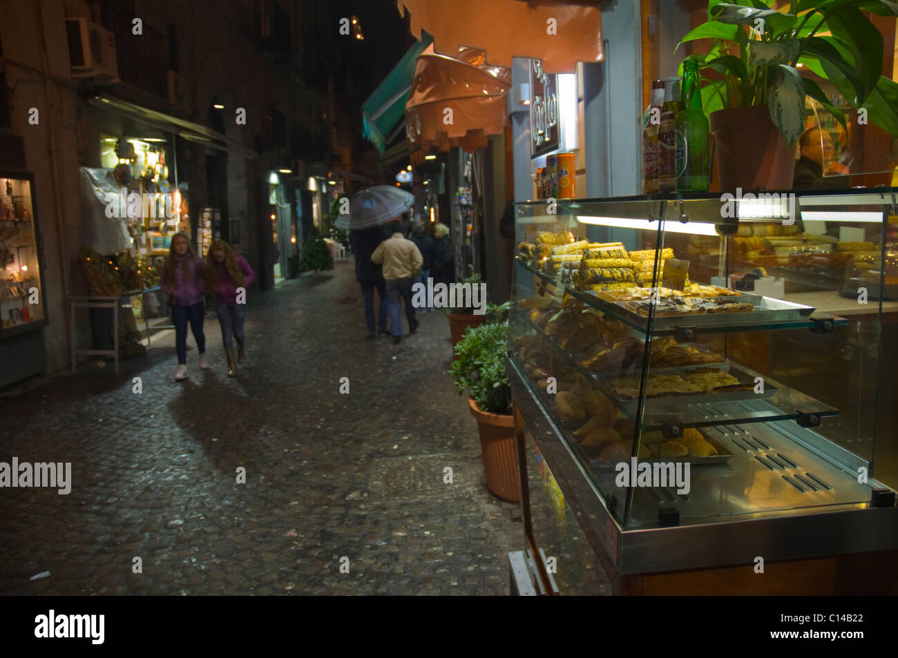 Spaccanapoli street di notte il centro storico della città vecchia Napoli Campania Italia Europa Foto Stock