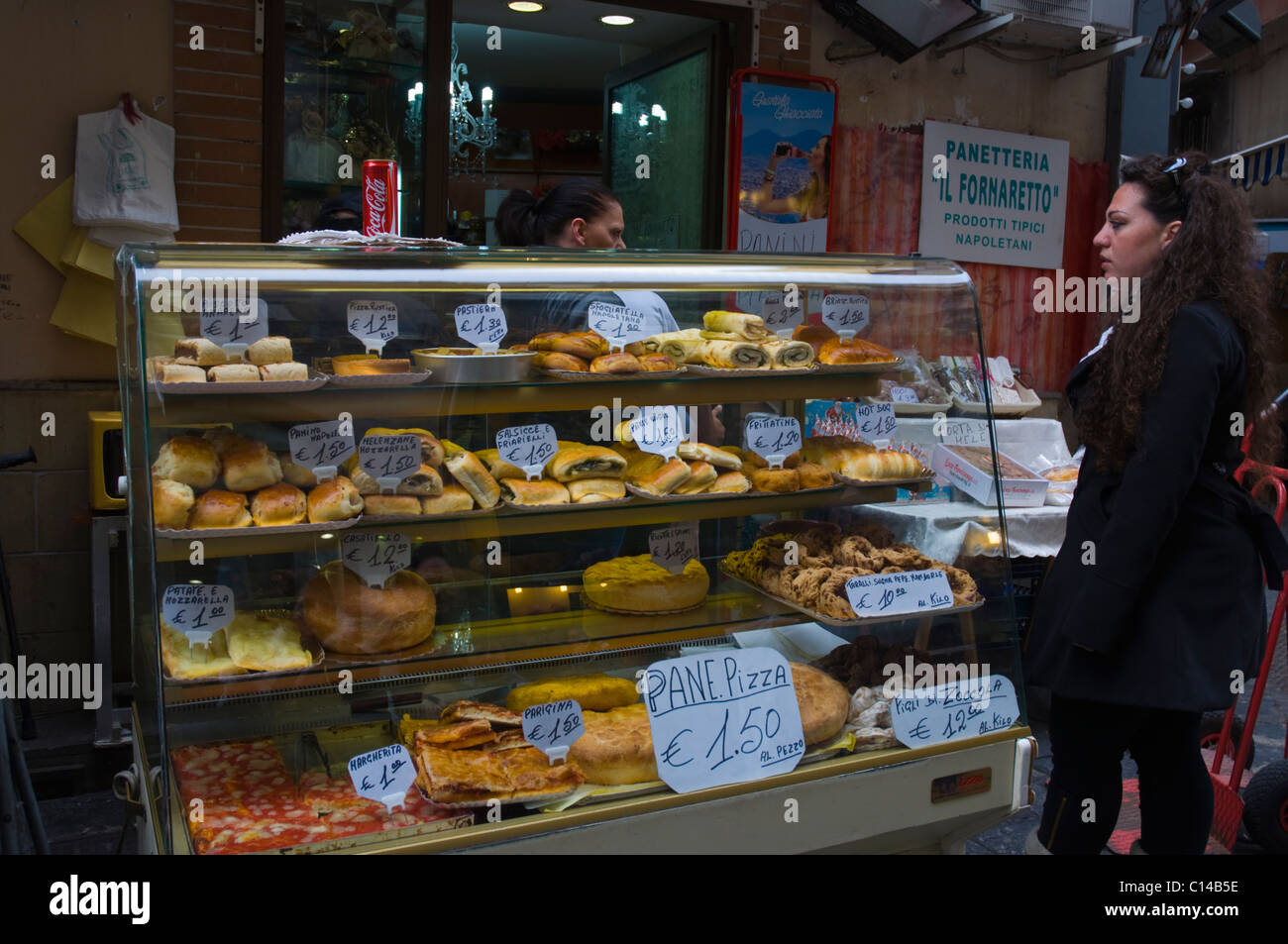 Panetteria bancarella vendendo pizza panini pane e pasticceria presso La mercato Pignasecca Quartieri Spagnoli quartiere Napoli Italia Foto Stock