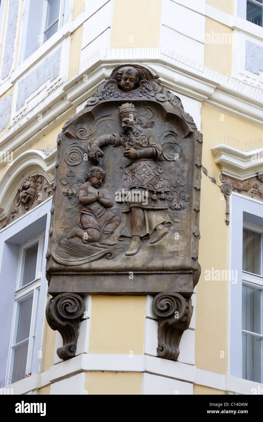 Scolpita in pietra scultura su un angolo del palazzo storico di Praga, Repubblica Ceca. Foto Stock